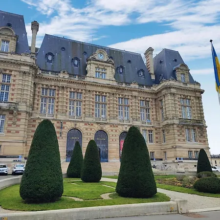 Spacieux A 5 Minutes Du Chateau De *