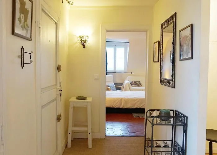 Spacieux A 5 Minutes Du Chateau De Версаль