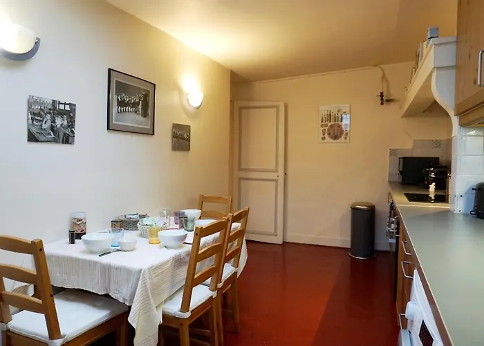 Spacieux A 5 Minutes Du Chateau De * Версаль